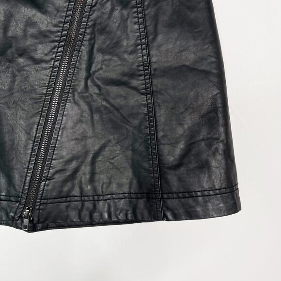 Free People Size 4 Black Feelin Fresh Vegan Mini Skirt Faux Leather Belted Zip - Picture 4 of 12